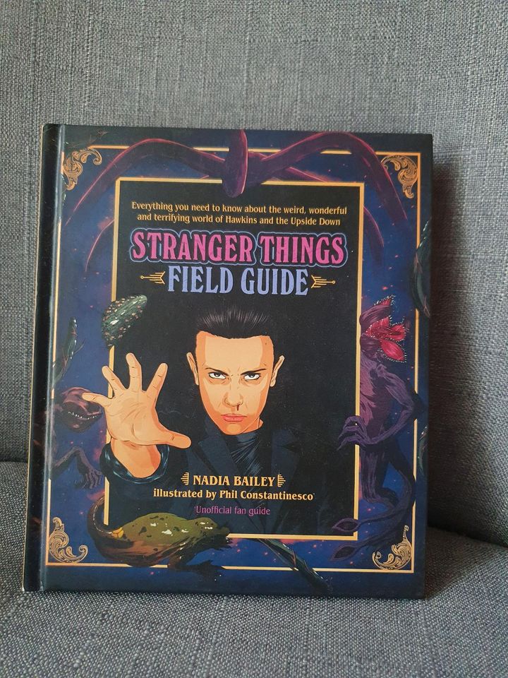 Stranger Things Field Guide Buch (englisch) in Bad Schwartau