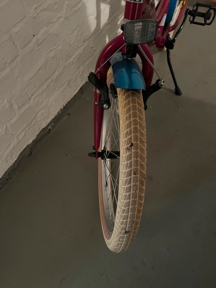 Mädchen Fahrrad in Düsseldorf