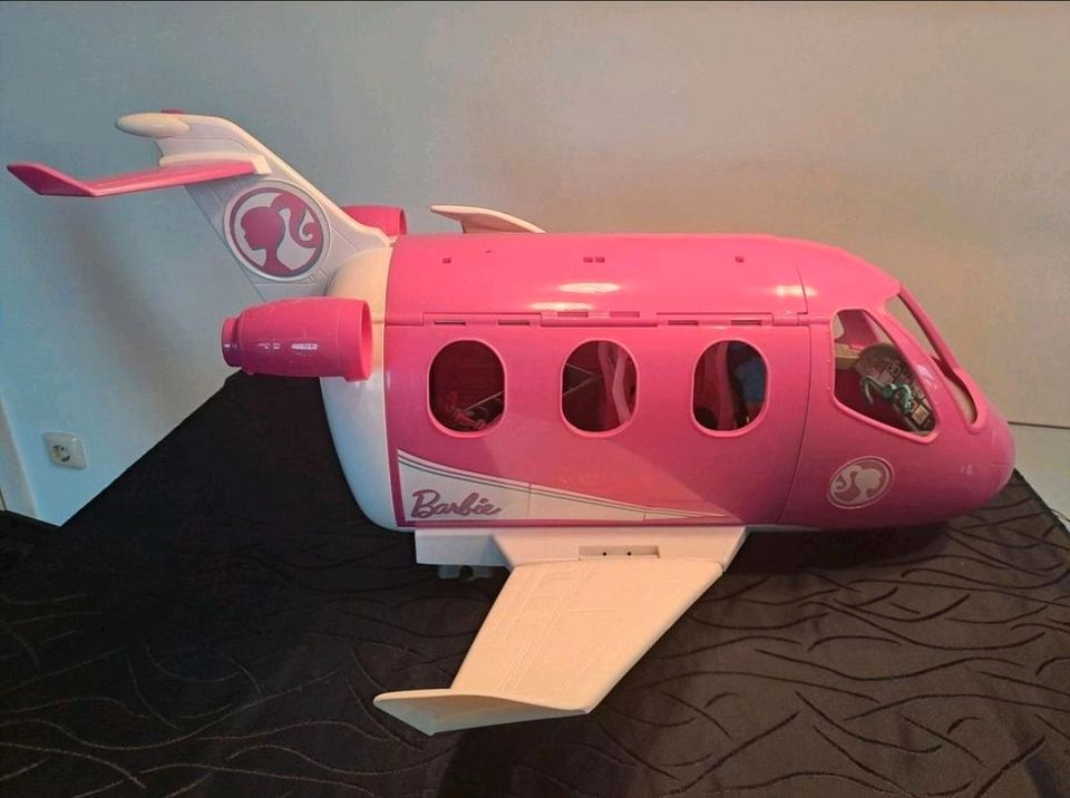 Barbie Flugzeug mit Pilot und Stewardessen in Dresden