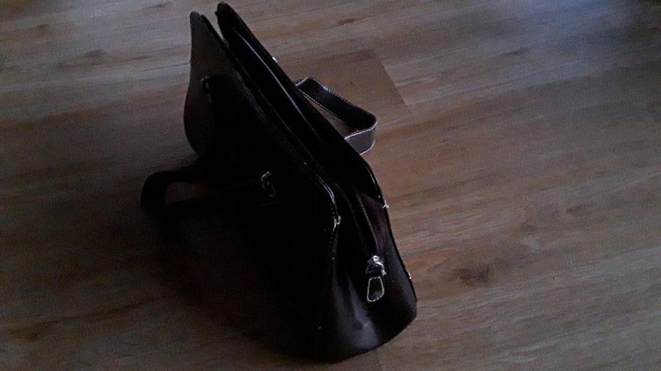 Geräumige Damenhandtasche mit vielen Fächern in Wolfsburg