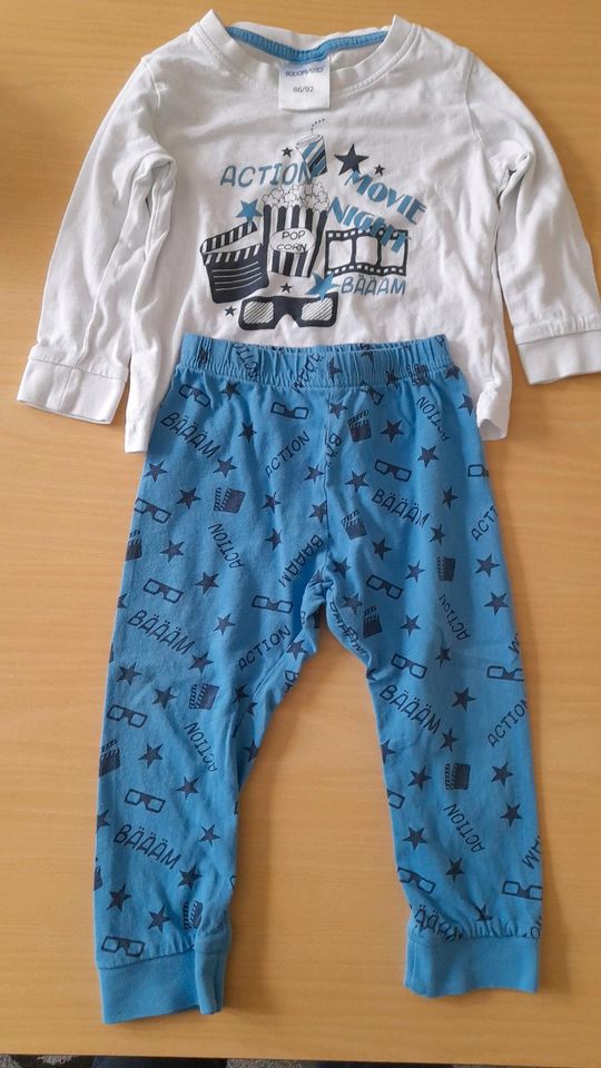 Neuwertiger Schlafanzug Pyjama Jungen 86/92 blau weiß in Bad Lippspringe