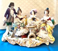 Rokkoko Porzellan Figurengruppe „Drei Damen trinken Tee“ Hessen - Kassel Vorschau