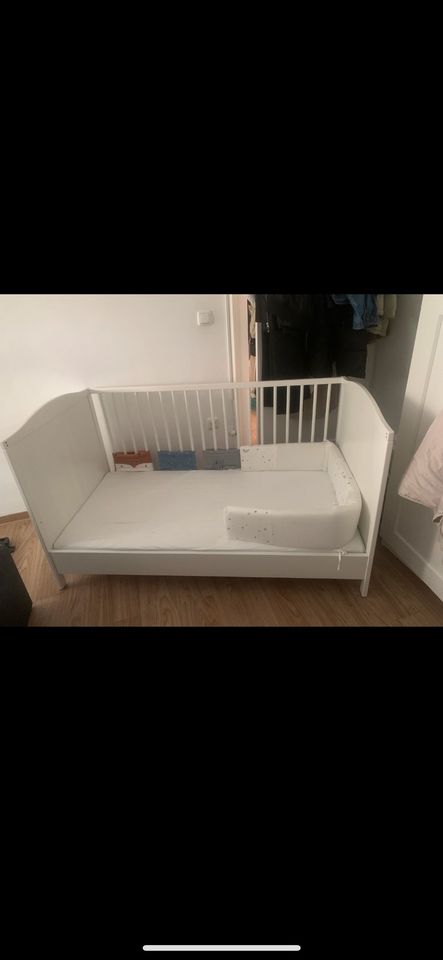Kinderbett/ Babybett / Beistellbett Ikea mit Matratze in Frankfurt am Main