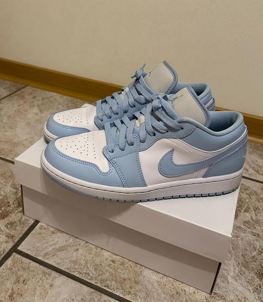 Neuwertig wmns Air Jordan 1 low ice Blue Gr. 40,5 in Bersenbrück