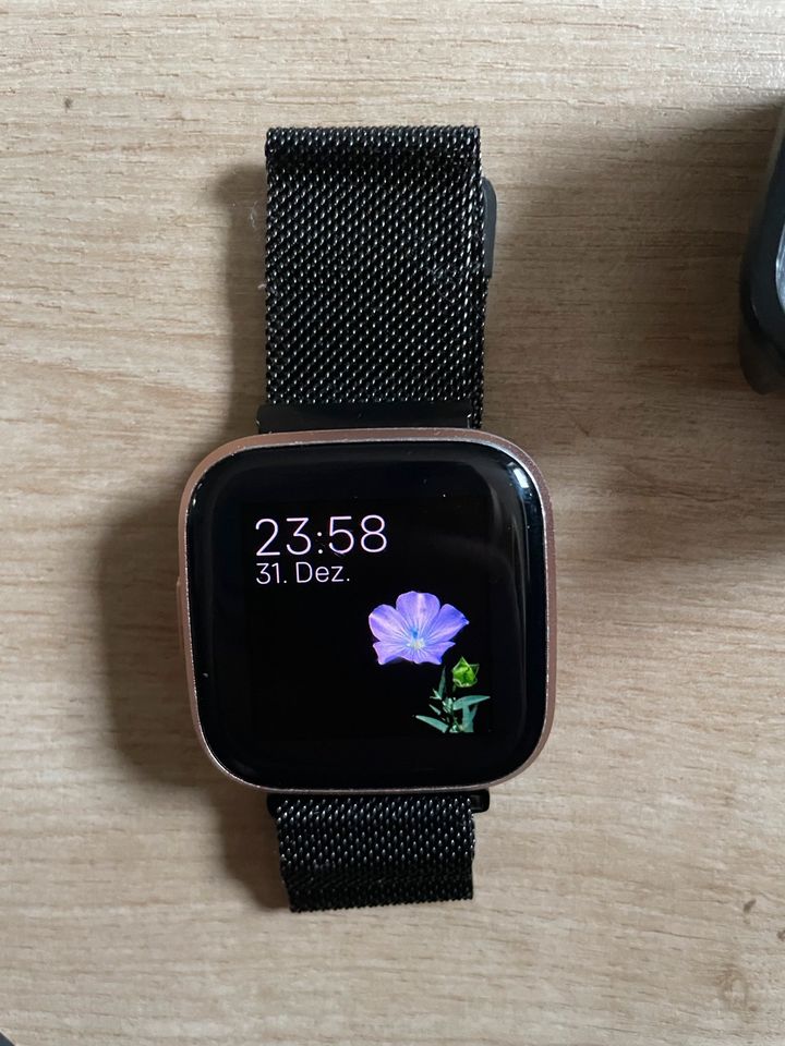 Fitbit Versa 2 Roségold in Quierschied