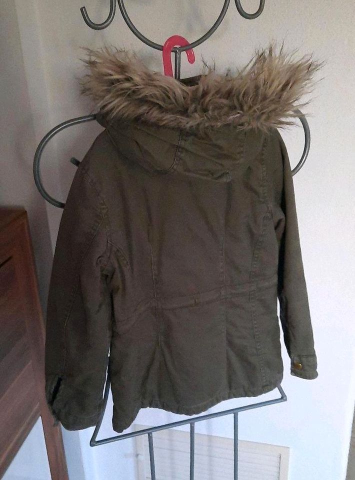 Wattierter Parka mit abnehmbarer Kapuze h&m Gr. 140 in Simbach