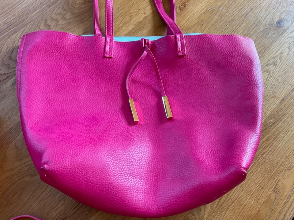 Pinkfarbene Taschen in Potsdam