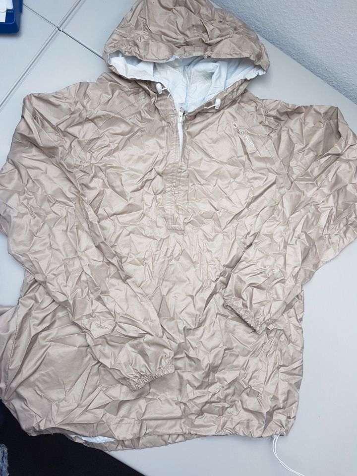 neuwertige Regenjacke von Quechua, XS/S beige in Heiningen