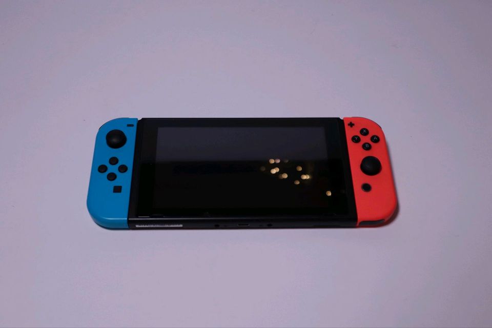 Nintendo Switch mit Zubehör und 2 Spielen in Mainz