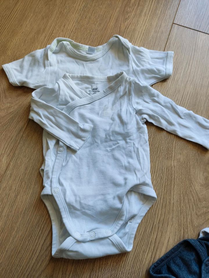 Baby Erstling Bodys von H&M, DM,C&A 50-56 in Obertshausen