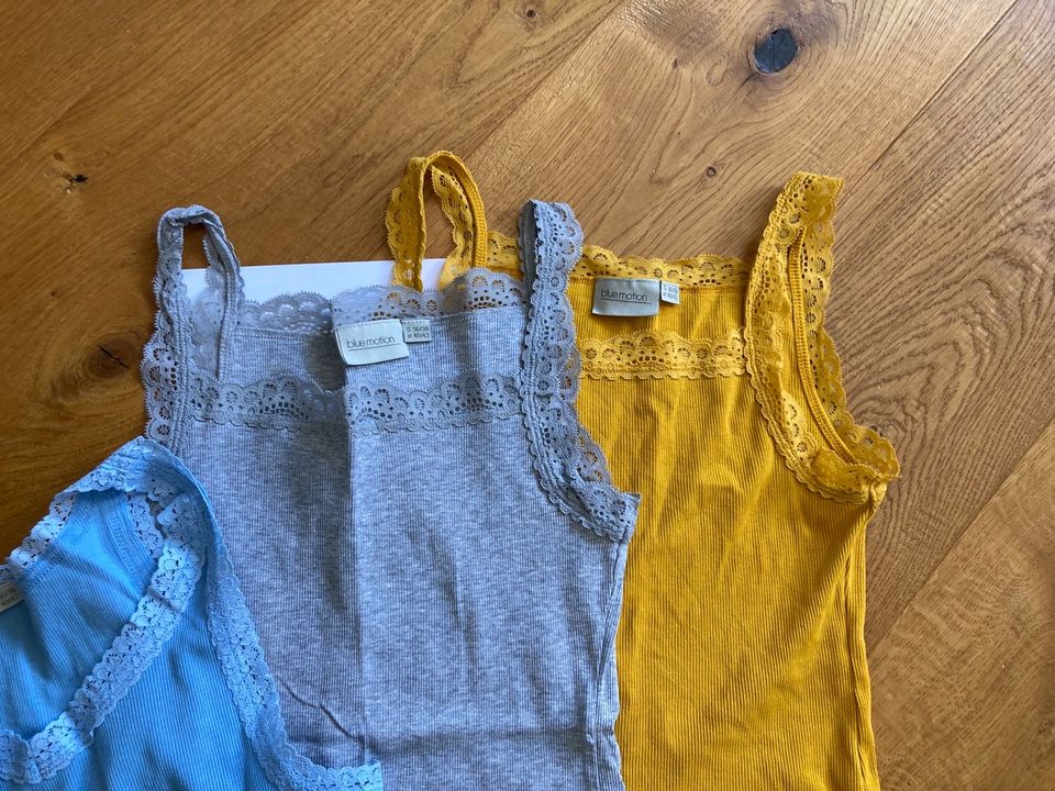 8x Trägershirts mit Spitze als Set in Aidlingen