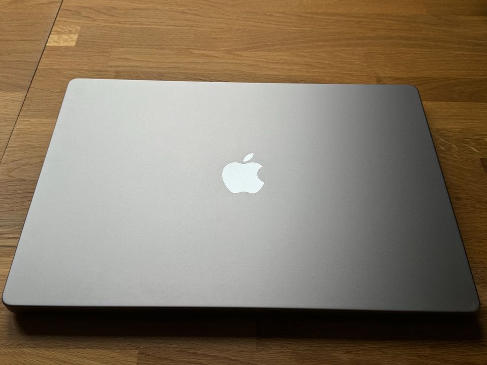 MacBook Pro – Space Grau 16" 16GB 1 TB SSD Speicher in Weil am Rhein