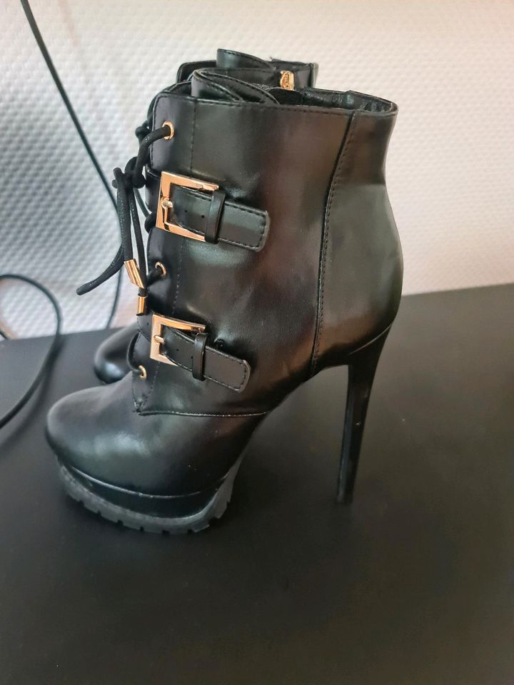 Sehr schöne Damen Stiefel gr. 37 Neu in Braunschweig