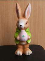 Hase stehend mit Jacke und Ei in der Hand h=26,5cm Sachsen-Anhalt - Bad Bibra Vorschau