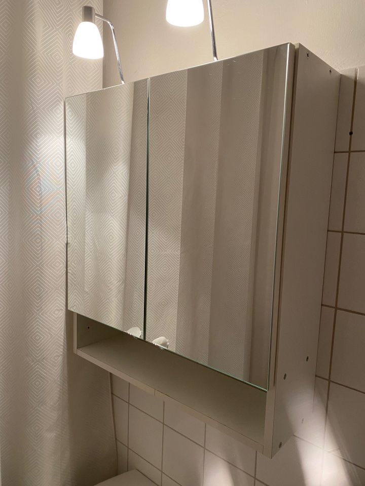 Wachbecken Spiegelschrank Weiß in München