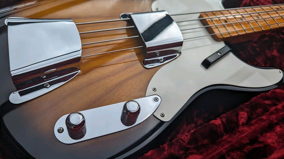 Fender American Vintage II '54 Precision Bass | Nitro 51 AV Tele in Centrum