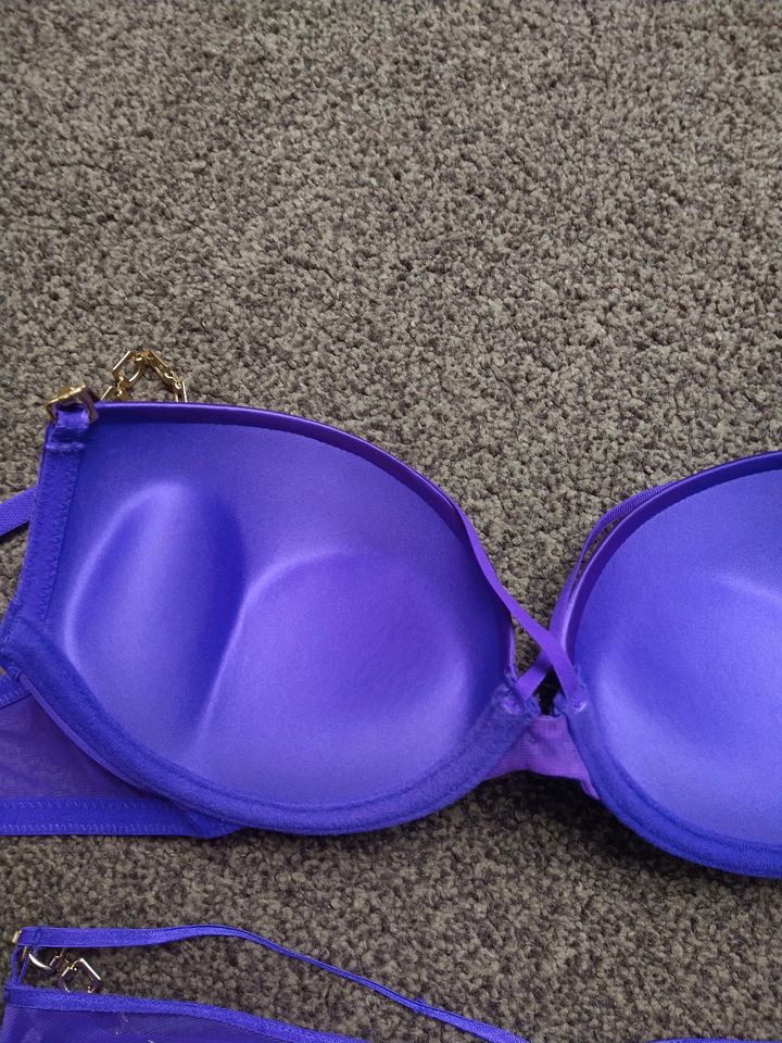 NEU & Ungetragen BH Set 75C Hose S lila violett gold Censored in Leipzig