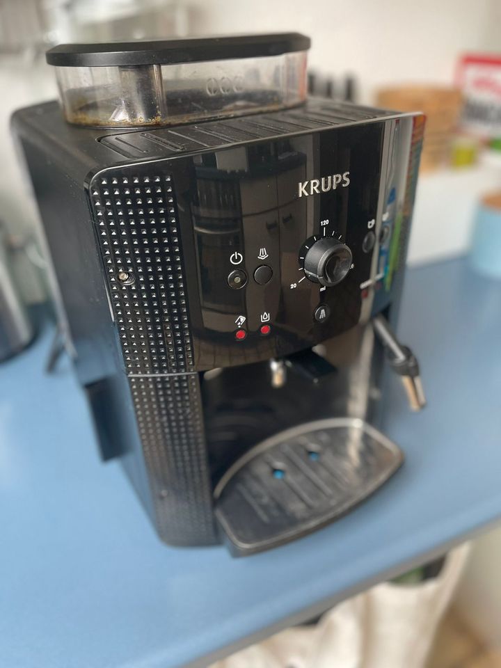 Krups Kaffeemaschine Kaffeevollautomat EA8100 in Weiterstadt