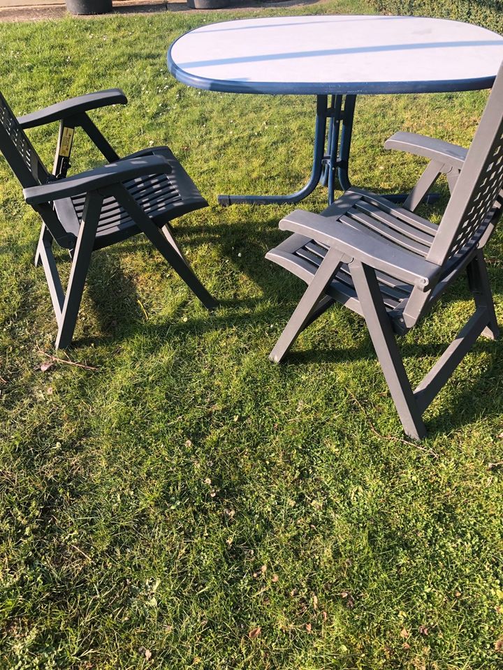 Gartentisch mit zwei Stühlen in Bad Münder am Deister