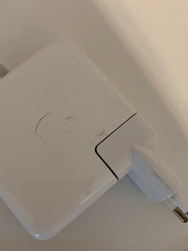 Apple 60 W MagSafe Power Adapter mit Kabelhalterung in Niedernberg