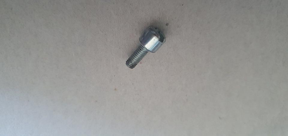 Nähmaschinen-Ersatzteil ;Nadelbefestigungsschraube 3,4x14 mm in Luckenwalde