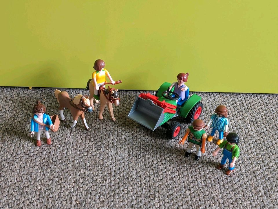 Playmobil Trecker mit Figuren und Pferden in Klappholz