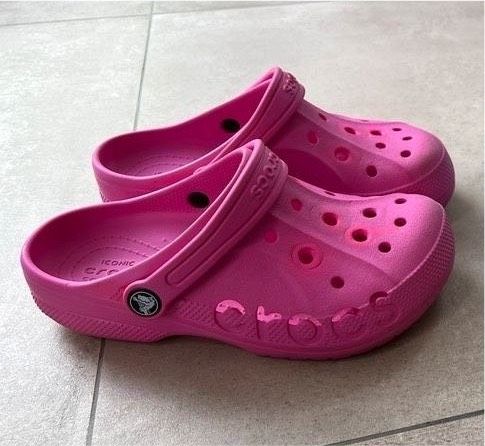 Crocs Iconic Clocs Badeschuhe Größe J3 34 / 35 in Großbeeren