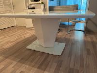 Schöner,weißer Glastisch 160x 90 + 4 Stühle aus weißem Leder Berlin - Reinickendorf Vorschau