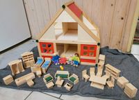 Puppenhaus aus Holz mit viel Mobiliar und Figuren Wandsbek - Hamburg Sasel Vorschau