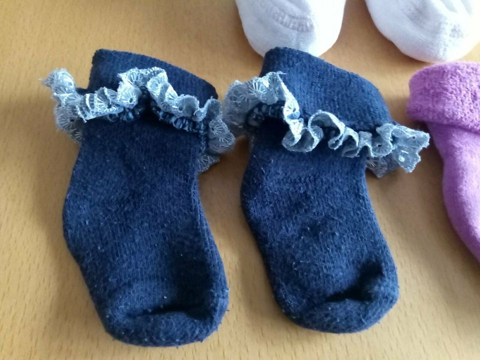 Babystrümpfe Erstlingssocken Babyschuhe ** 3 Paar ** Mädchen in Oberthulba