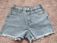 NEU Jeans Shorts Gr. S Hotpants mit Schleifenstickerei Hessen - Neukirchen Vorschau