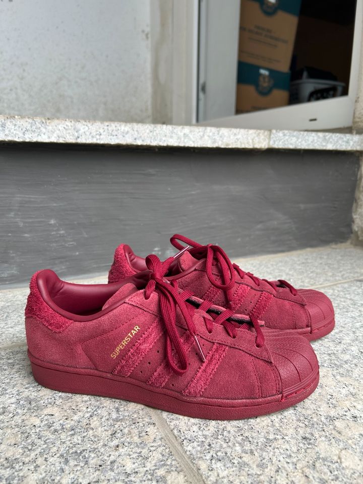 Adidas Superstar dunkelrot Weinrot Wildleder in München