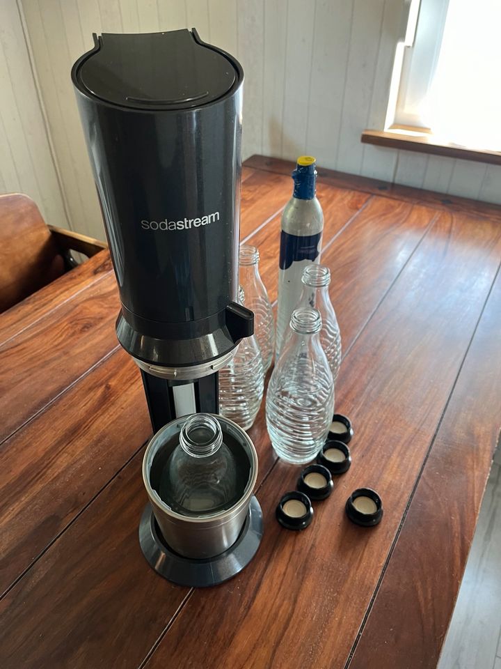 Sodastream mit 2 Zylindern und 5 Glasflaschen in Herborn