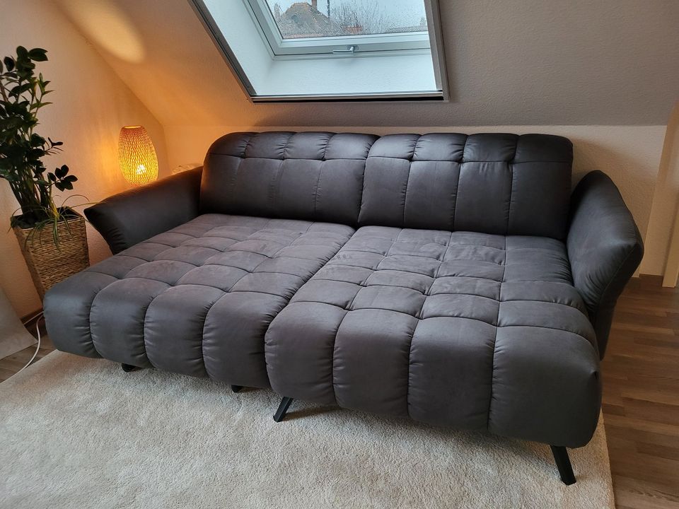 Hochwertiges, (fast) neues, elektrisch ausfahrbares Sofa in Darmstadt