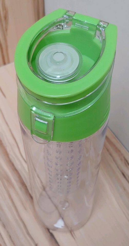 Sportflasche mit Fruchteinsatz Infusionsflasche Trinkflasche in Kernen im Remstal