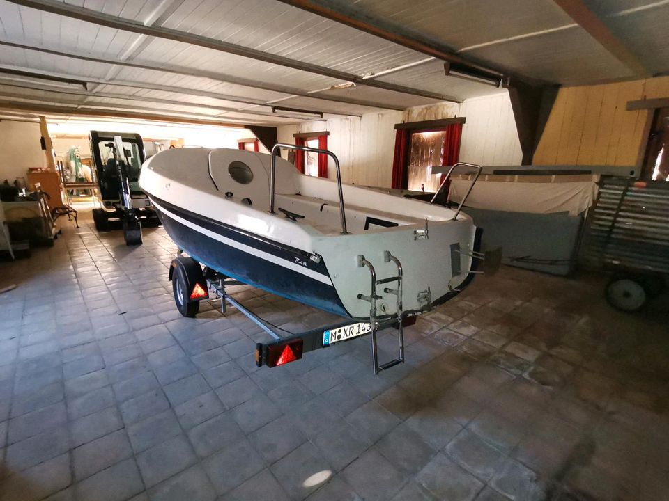 Kajütboot mit Trailer in Klostermansfeld