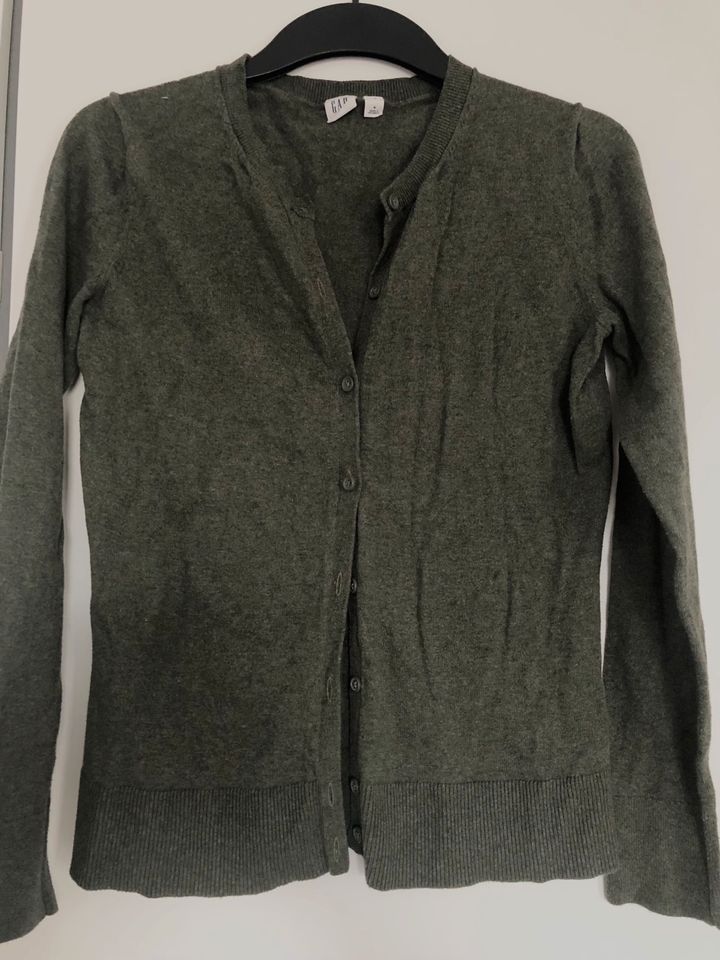 GAP Olivgrüner Cardigan, Größe M, wie neu in Hannover