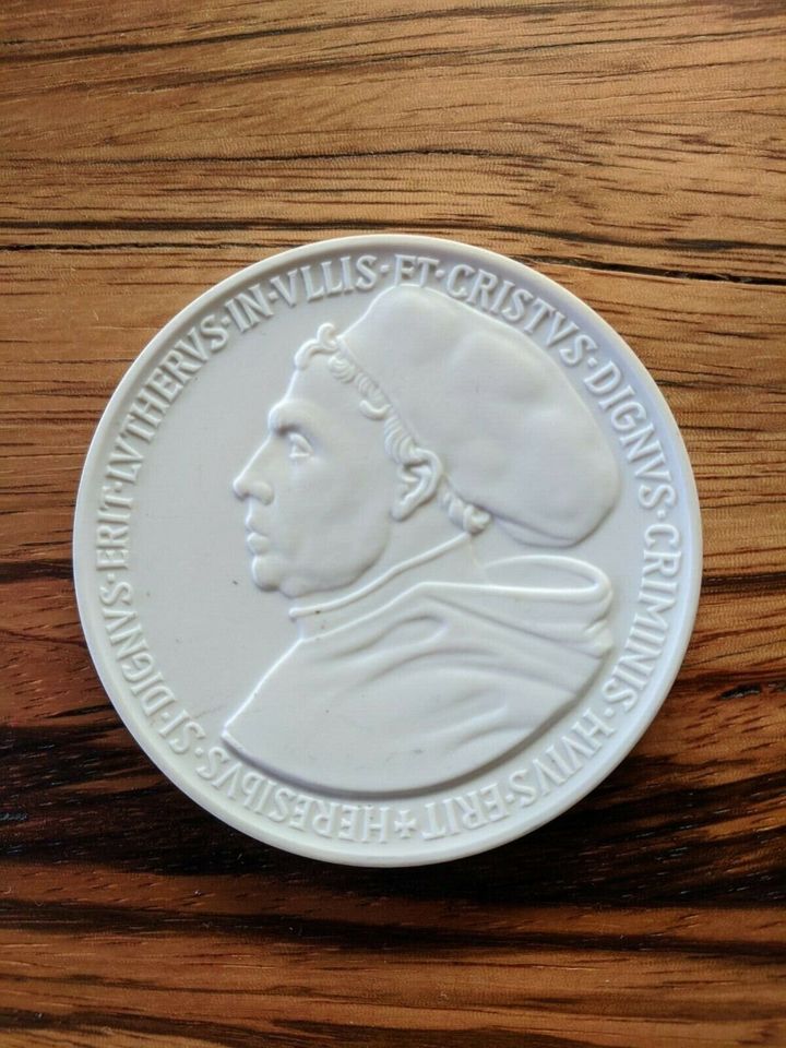 Medaille Meissen Porzellan Martin Luther Erinnerungsmedaille 1983 in Fridingen an der Donau