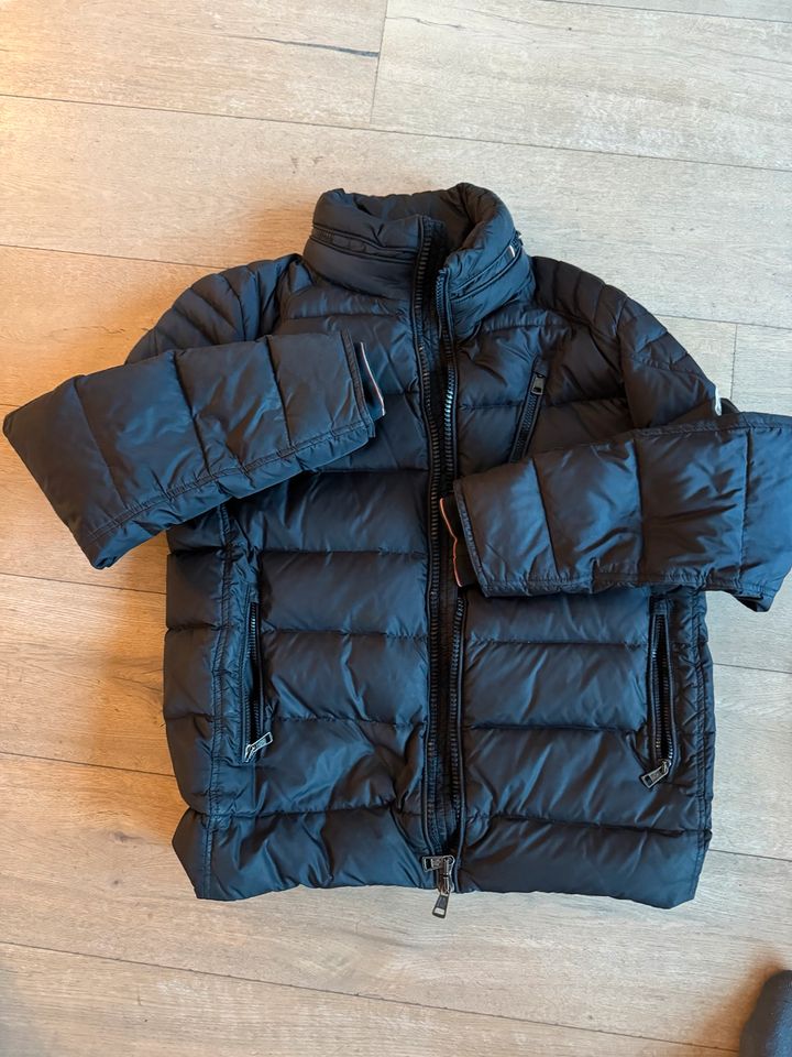 Moncler Daunenjacke in Größe 4 in Köln