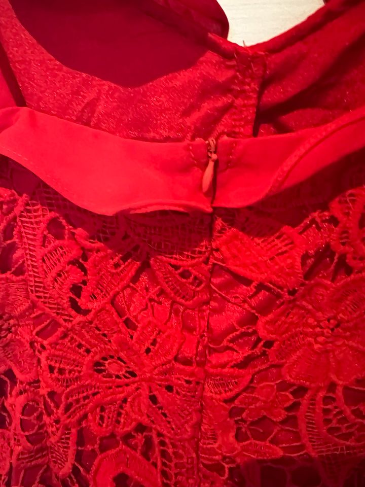 Rotes Spitzenkleid Gr. M in Wünschendorf