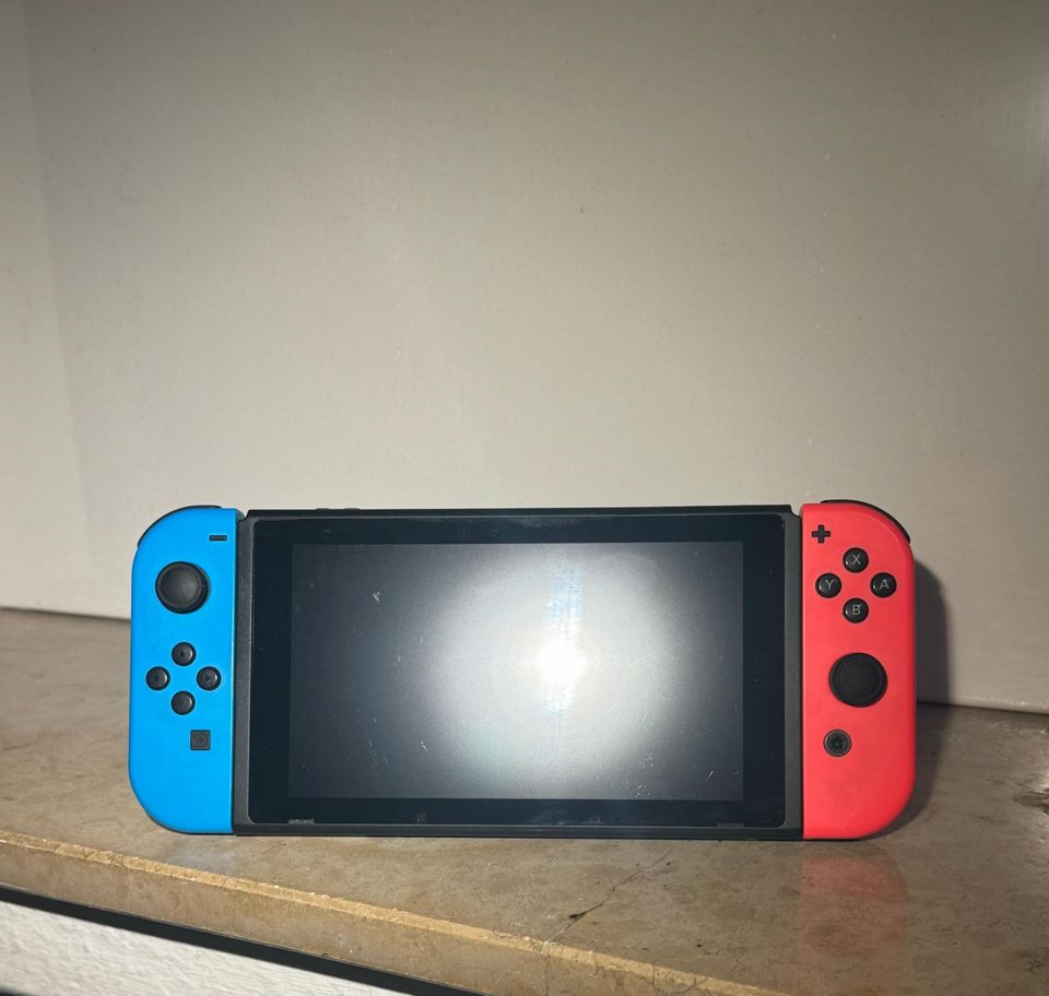 Nintendo Switch mit 4 Joy cons in Troisdorf