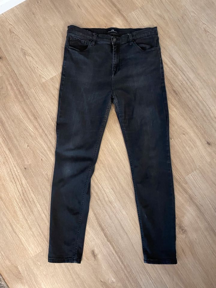 LTB Jeans Größe 32 schwarz in Frankfurt am Main