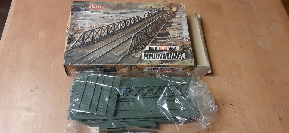 AIRFIX H0 00 SCALE, PONTOON BRIDGE, CAT N. 1708 in OVP in Eschwege