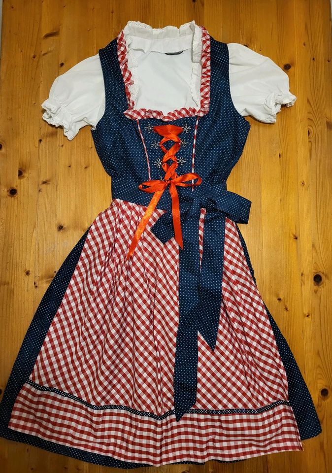 Dirndl mit Bluse in München