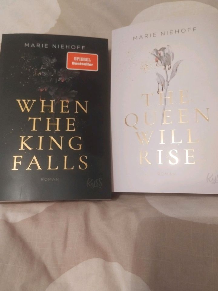 Bücher "When the King falls" und "The Queen will Rise" neuwertig in Soltau