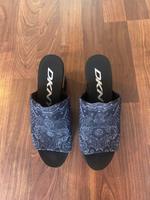 DKNY Slide Plateausandalen mit Muster, Versand Inklusive Altona - Hamburg Ottensen Vorschau