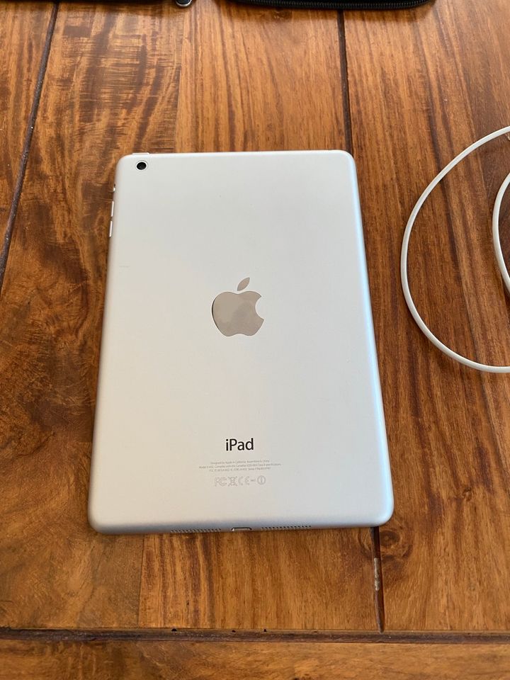 iPad -Mini -Wii-fi —1.Generation - 32 gb- Silber mit Schutztasche in Schöneiche bei Berlin