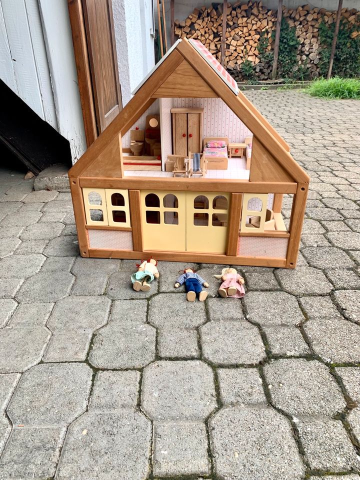Wunderschönes altes Puppenhaus mit Einrichtung und Puppen Holz in  Baden-Württemberg - Herbolzheim | eBay Kleinanzeigen ist jetzt Kleinanzeigen