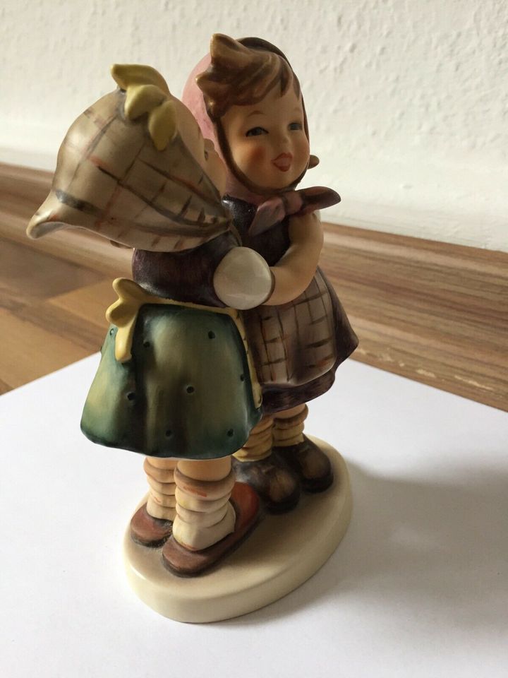 Das Geheimnis  -  Original Hummel-Figur in Leverkusen