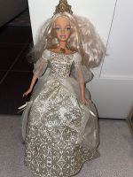 Barbie Prinzessin weiß Krone Glitzer  Puppe Gold Kleid Nordrhein-Westfalen - Weilerswist Vorschau